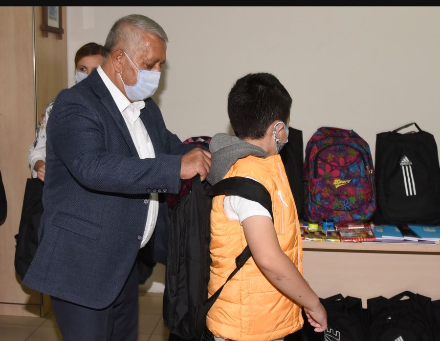 Başkan Zeybek, öğrencileri sevindirdi	