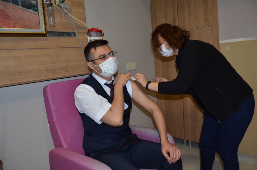 Afyon’da aşılama başladı, ilk aşı Sağlık Müdürü Korkmaz