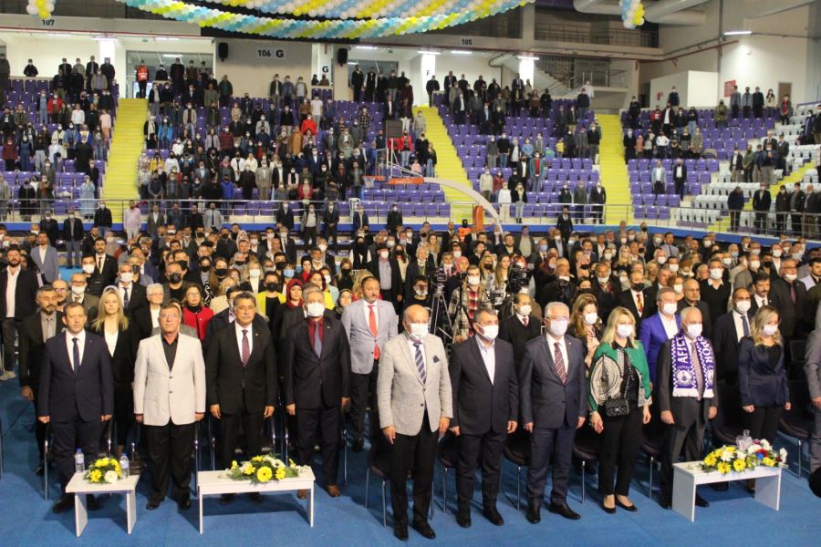 İYİ Parti Afyon’da 500 yeni üyeye rozet taktı