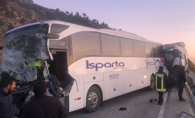 Afyon’da feci kaza; sisli havada otobüsle tır çarpıştı