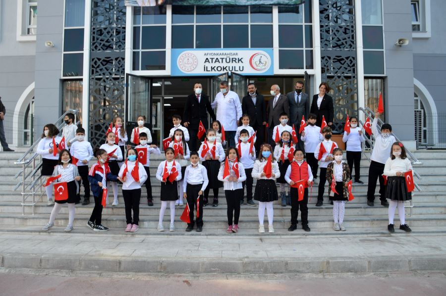 Atatürk İlkokuluna ödül yağmuru
