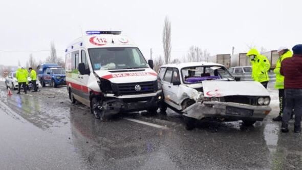 Kaygan yolda ambulansa çarptı