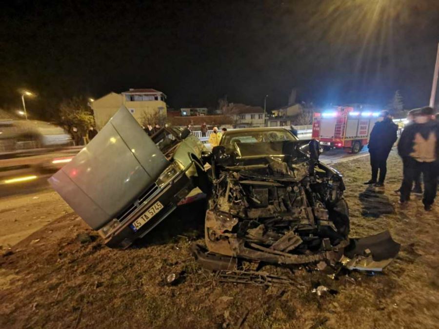 Dinar’da zincirleme kaza; 5 kişi ağır yaralandı