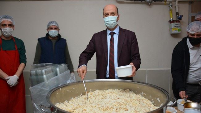 Başkan Bozkurt, iftar sofrasının ilk yemeklerine yardım etti