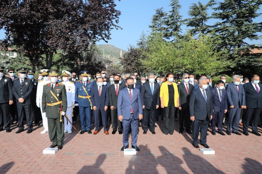 Atatürk Anıtı’na çelenkler sunuldu