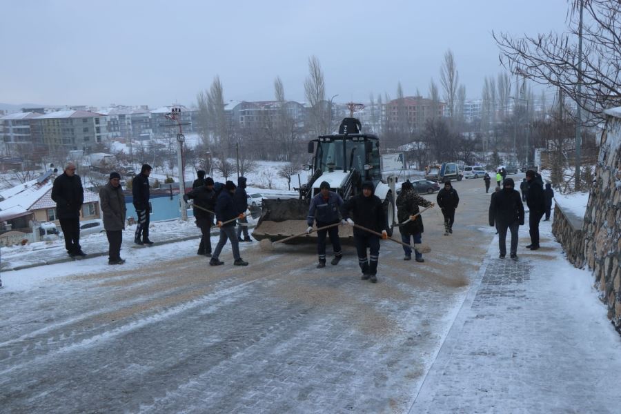 Dinar Belediyesi karla mücadelede sınavı geçti