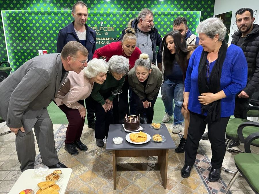 Gelecek Partisi 3’üncü yaşını pasta keserek kutladı