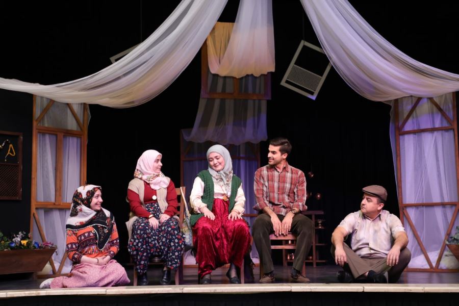 Tiyatroseverler “Türkmen Düğünü” büyük ilgi gösterdi