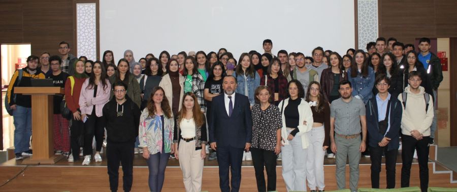 AFSÜ Eczacılık Fakültesi öğrencilerine uyum eğitimi 