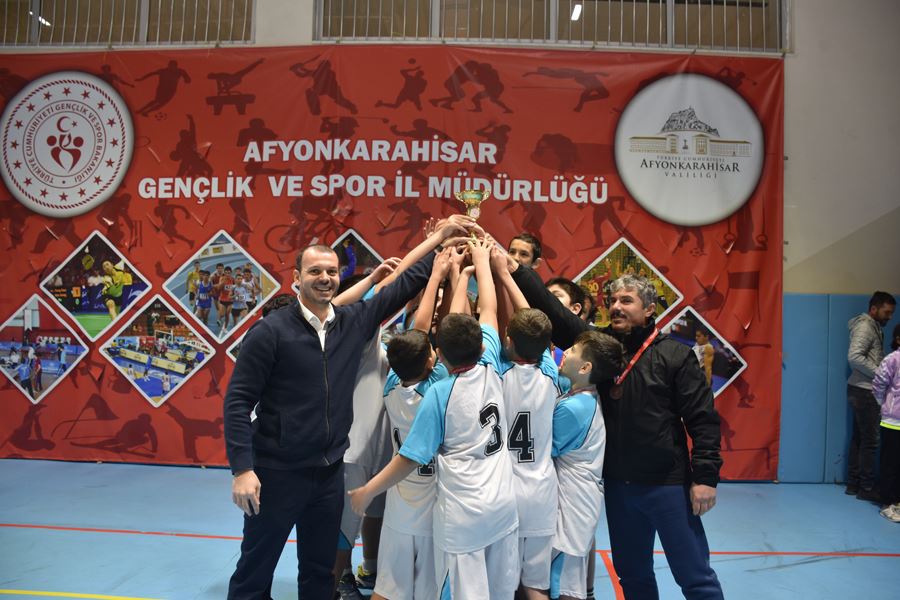 Küçük hentbolcular şampiyonluk için mücadele etti