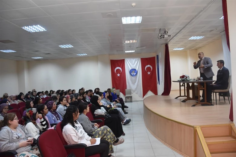 Afyonkarahisar Gençlik ve Spor İl Müdürü, gençlerle bir araya geldi.