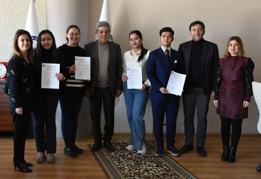 Kazak öğrenciler eğitimlerini tamamladı