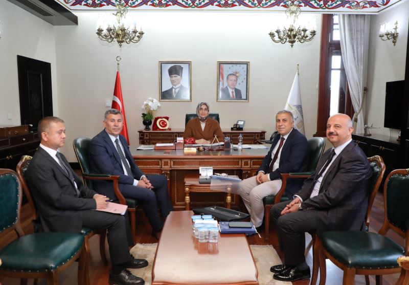 Valimiz, Sanayi Bölgeleri Genel Müdürlüğü Mühendisleri ile Sağlık Endüstrisi Bölgesi çalışmalarını değerlendirdi.