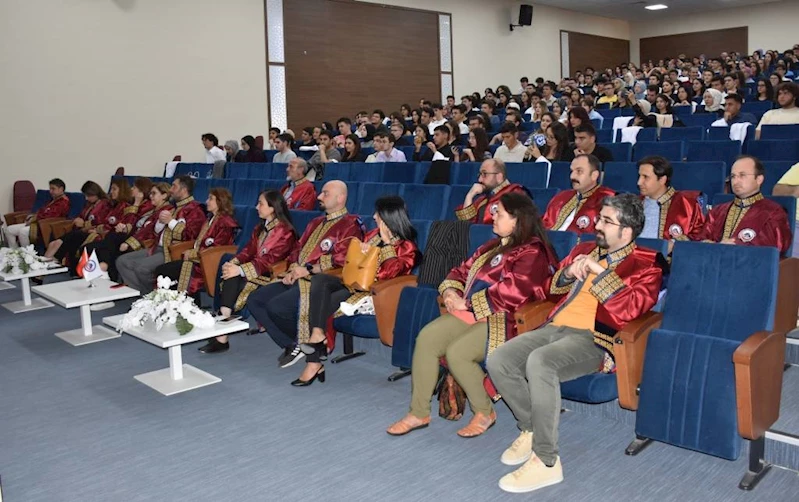 AFSÜ Tıp Fakültesi öğrencileri beyaz önlük giydi.