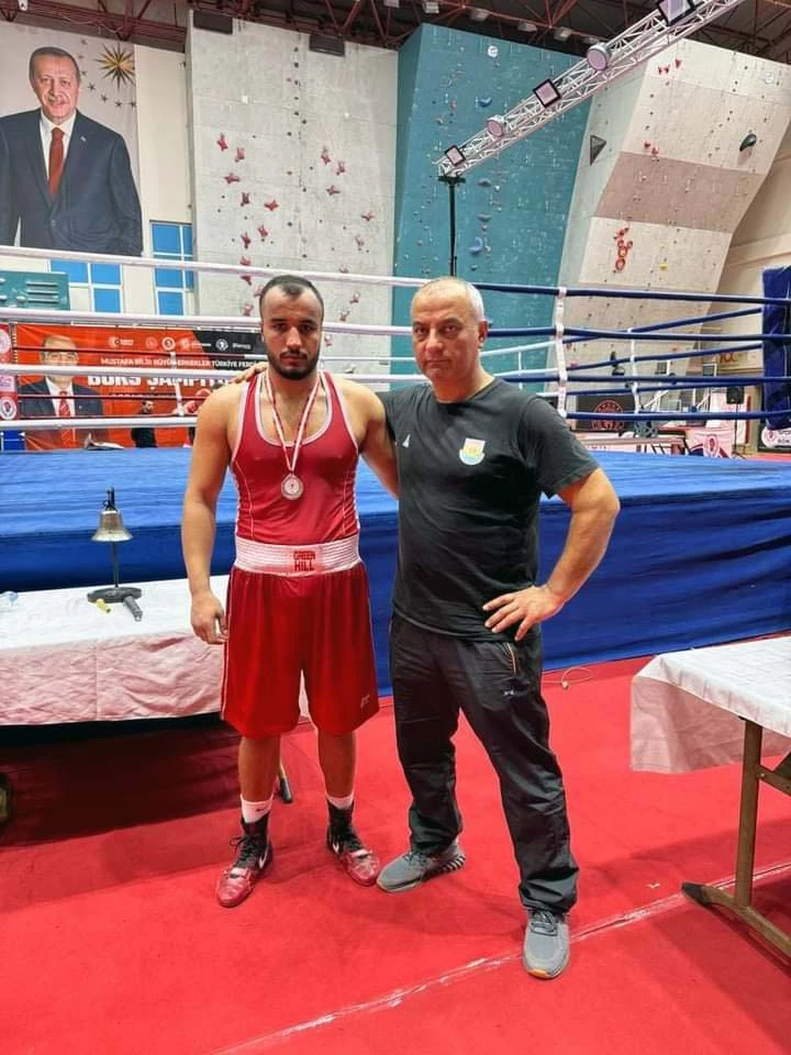 Afyon Kocatepe Üniversitesi öğrencisi Abuzer Topaloğlu Türkiye Boks Şampiyonası