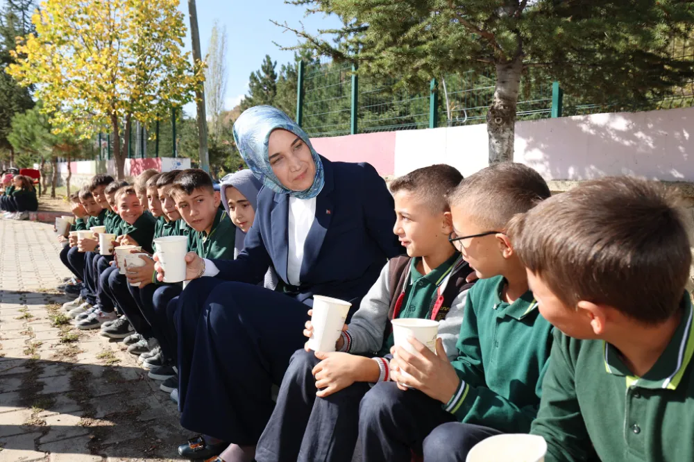 Vali Yiğitbaşı tarhana dağıttı, miniklerle şakalaştı