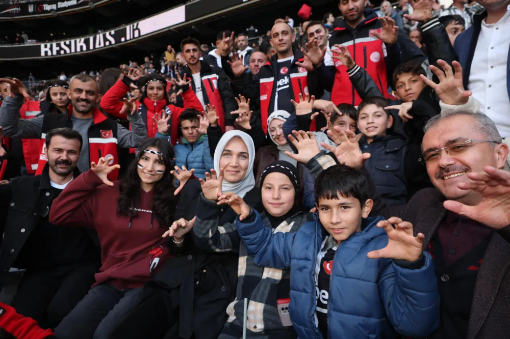 Şehit ve gazi yakını çocuklarla Beşiktaş maçını izledi