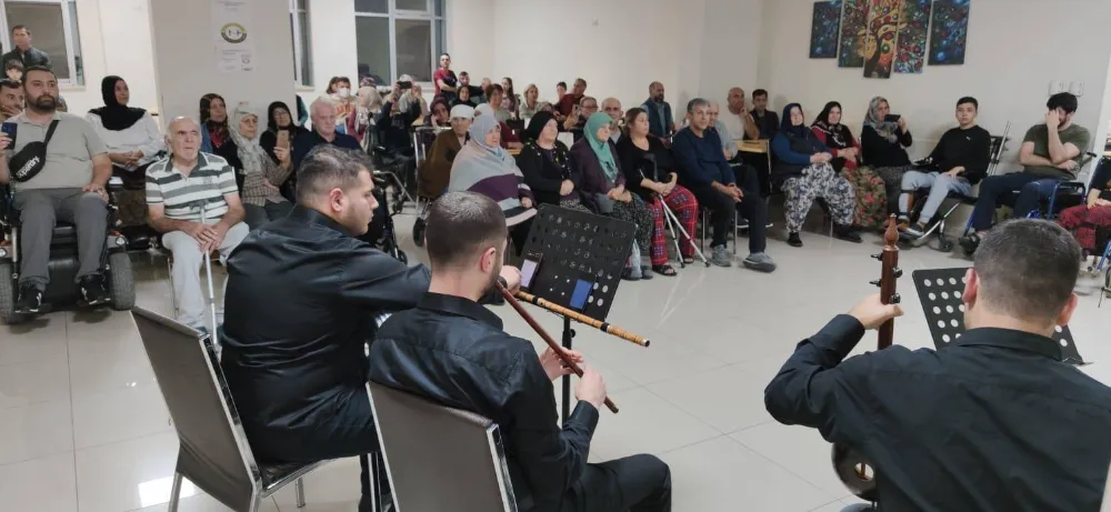 AFSÜ’de hastalar için türkü dinletisi yapıldı