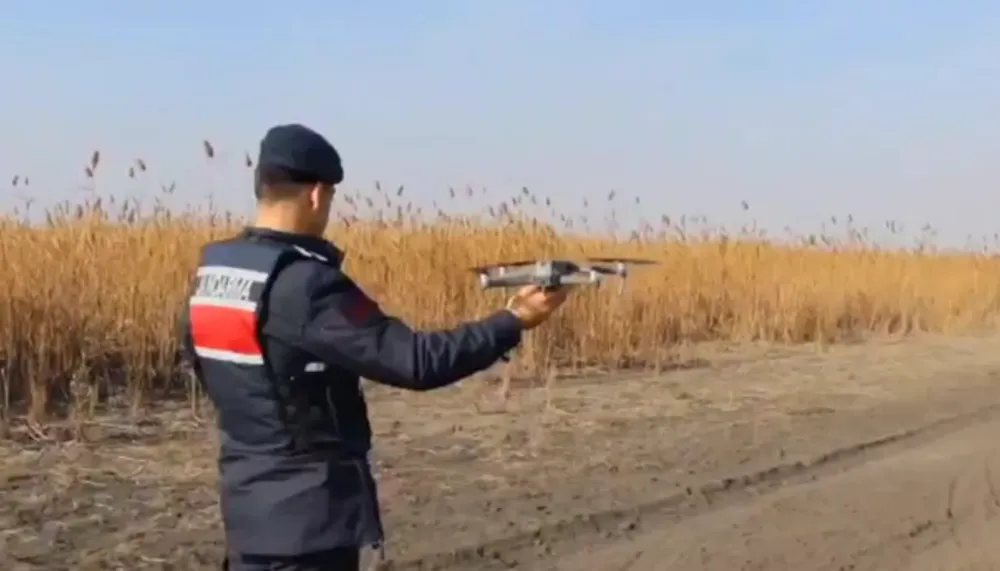 Jandarma, Eber gölünde kuş uçurtmuyor, drone uçuruyor!