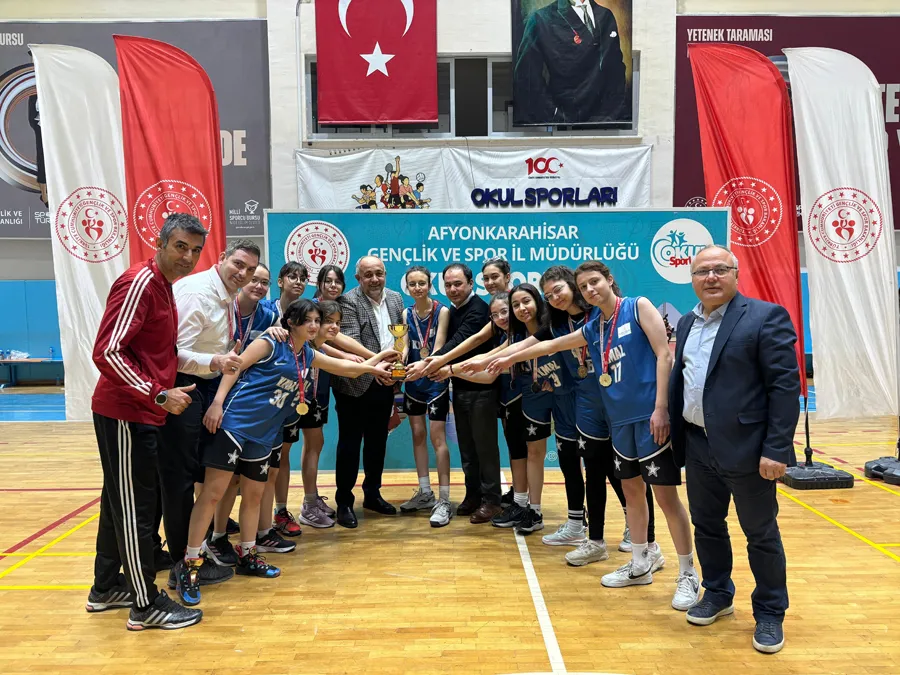 Genç Kızlar Basketbol Müsabakalarının şampiyonları kupalarını aldı