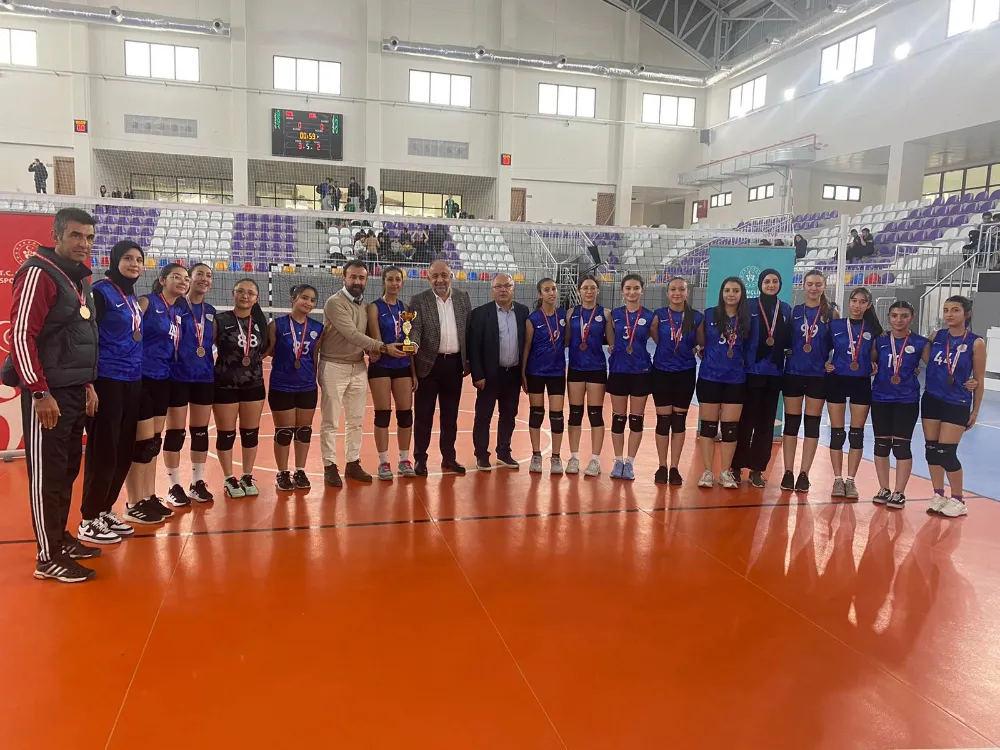 Kızlar, voleybolda ter döktü, şampiyonlar kupalarını aldı