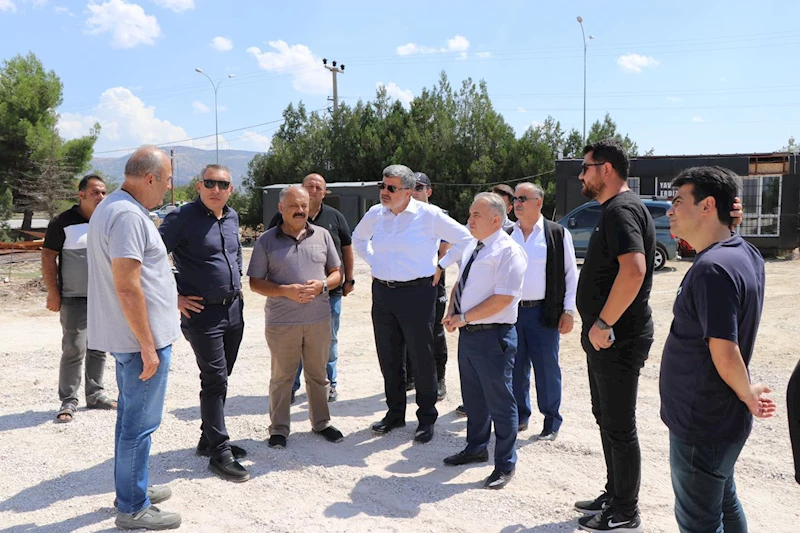 Türkiye Odalar ve Borsalar Birliği (TOBB) tarafından ilçemizde yapımına başlanan 8 derslikli ortaokul inşaat çalışmalarını yerinde inceledi ve yetkililerden proje hakkında bilgi alındı.