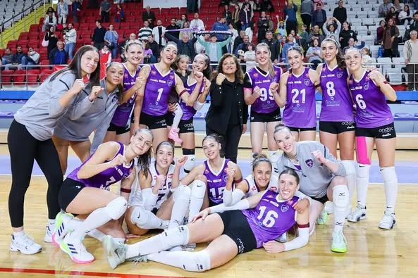 Afyon Belediye Yüntaş Voleybol Takımı, Sahasındaki İlk Maçında Galibiyetle Başladı