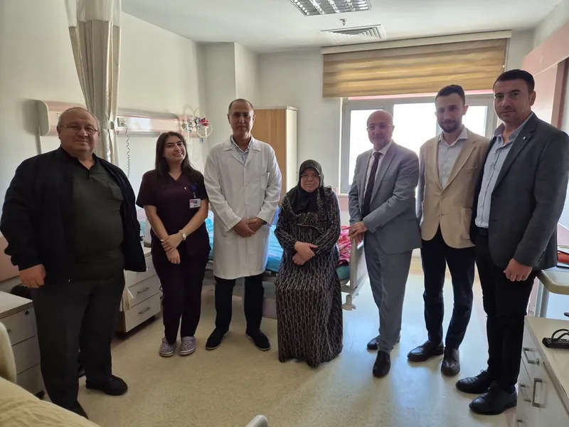 AK Parti Afyonkarahisar İl Başkanı Turgay Şahin, Parti Üyesinin Eşini Hastanede Ziyaret Etti