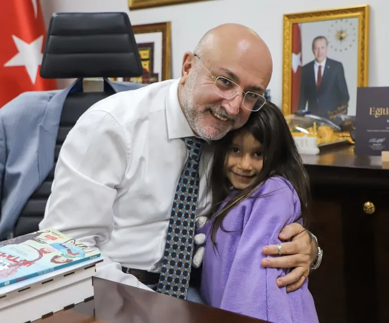 AK Parti Afyonkarahisar İl Başkanı Turgay Şahin, Minik Ziyaretçisi ile Günün Yorgunluğunu Attı