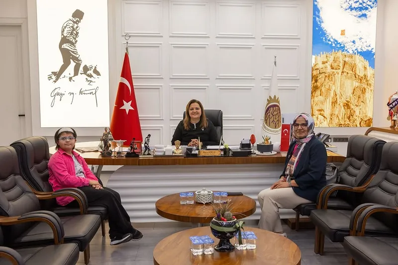 Başkan Burcu Köksal, Pınar ve Annesi Nazmiye Hanım