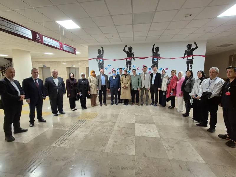 AK Parti Afyonkarahisar İl Başkanı Turgay Şahin ve Fatma Betül Sayan Kaya, Lösemili Çocukları Ziyaret Etti