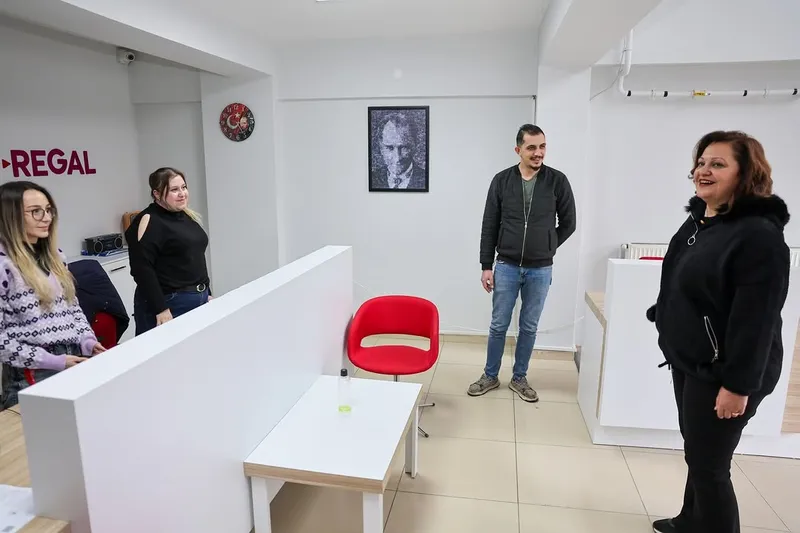 Afyonkarahisar Belediye Başkanı Burcu Köksal, Gazlıgöl Caddesi Esnafını Ziyaret Etti