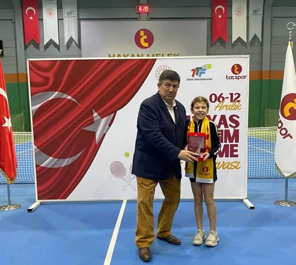 Afyonkarahisar'lı Hafsa Zehra Çınar, U12 Tenis Milli Takımı'na Seçildi