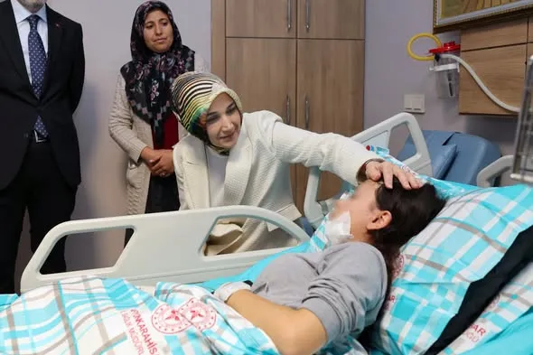 Afyonkarahisar Valisi Yiğitbaşı, Kazada Yaralanan Öğrencileri Ziyaret Etti