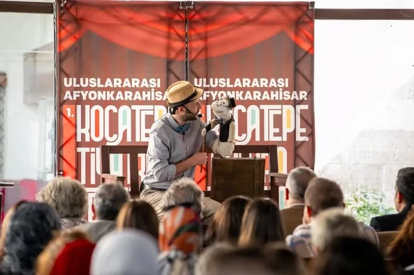 Kocatepe Tiyatro Festivali Naif Bey ve Yaveri ile Kahkahaya Boğdu