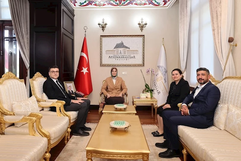 Afyonkarahisar Valisi Yiğitbaşı Öğretmen ve Ailesini Makamında Ağırladı