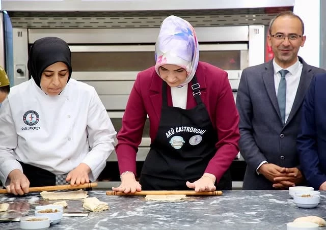 Afyonkarahisar Valisi Öğrencilerle Mercimekli Bükme Yaptı