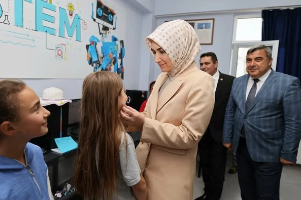 Afyonkarahisar Valisi Gençlerle Kodlama Atölyesinde Buluştu