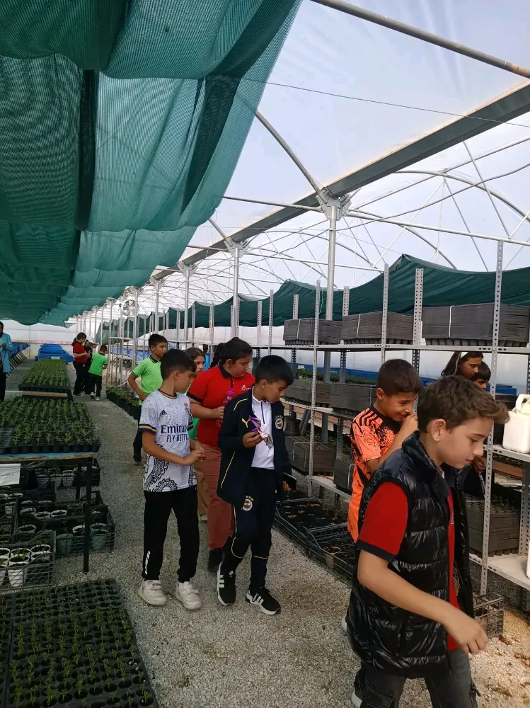 Emirdağ Belediyesi Gençlik Merkezi Öğrencileri Belediye Serasını Ziyaret Etti