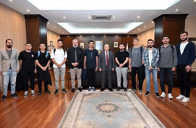 AKÜ Rektörü, Teknoloji Fakültesi Futbol Takımını Ziyaret Etti: Centilmenlikleri Ödüllendirildi