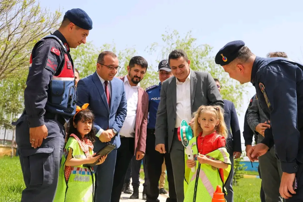 Başkan Altuntaş, Minik Öğrencilerin Trafik  Kuralları Eğitimine Katıldı