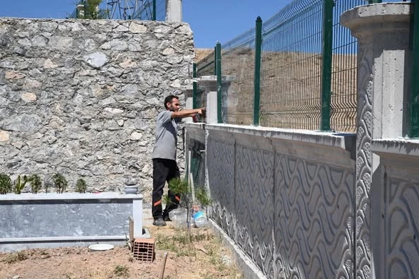 Emirdağ Kabristanlığı Güvenliğe Kavuşuyor: Tel Çit Çalışmaları Başladı