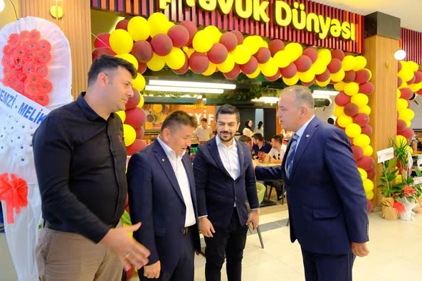 Dinar’da Tavuk Dünyası Rüzgarı: Yeni Restoran Açıldı