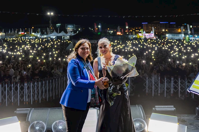 Afyonkarahisar Festival Coşkusuyla Sonlandı: Eda Tatlıbel ve Funda Arar Sahne Aldı