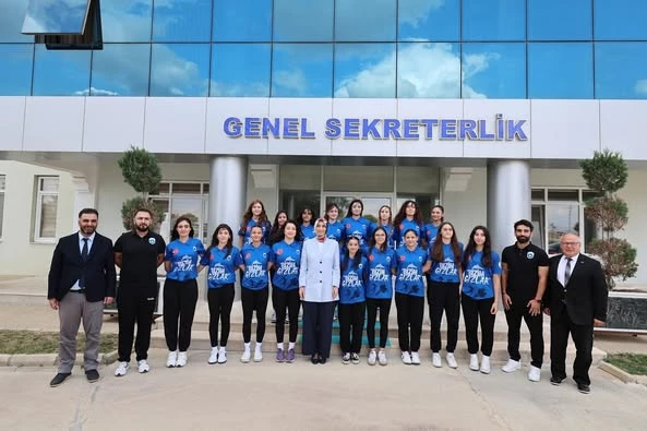 Afyonkarahisar’da Voleybol Coşkusu: Bizim Gızlar Valimizi Ziyaret Etti