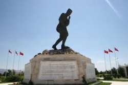 Taarruz Anıtı şiddetli rüzgâr nedeniyle devrildi