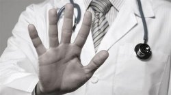 Mahkeme doktor şiddetine geçit vermedi